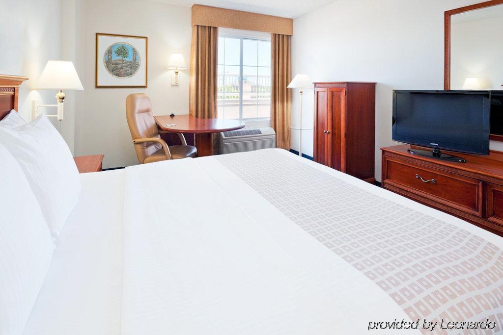La Quinta By Wyndham Dfw Airport South / 3*